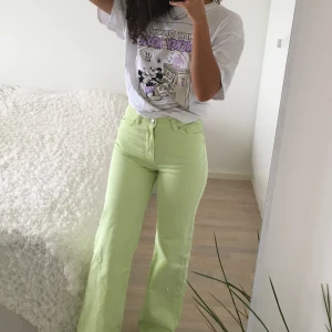 Neongröna Yoko jeans! - Neongröna Yoko jeans från Monki! Endast använda 1-2 ggr. Pytteliten rosa fläck vid ringen som verkligen knappt syns. Nypris 500kr. Jag är 164 cm!