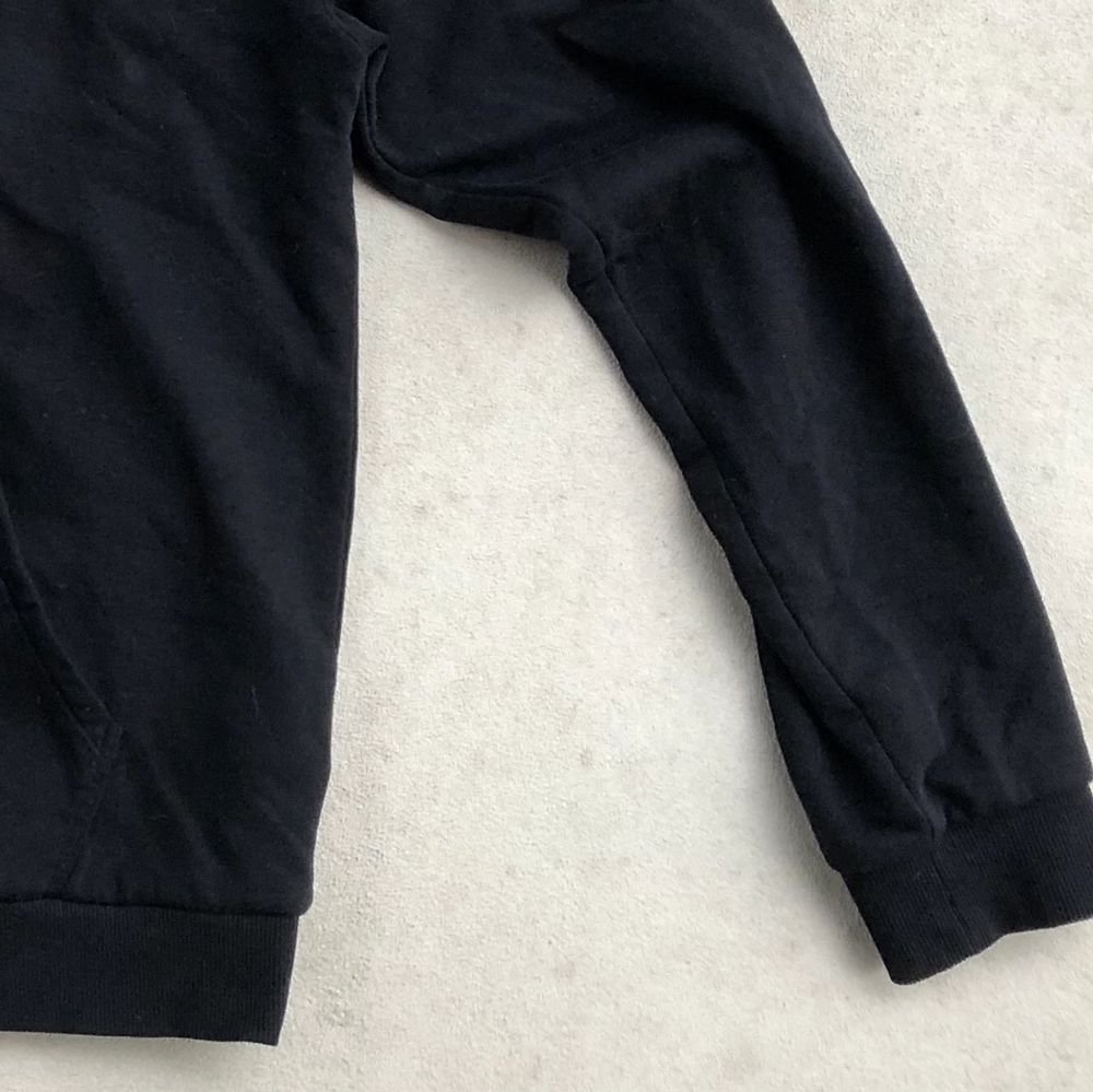 Storlek S. Vanlig svart hoodie. Otroligt mjuk å skön inuti. Använd 2 gånger.. Huvtröjor & Träningströjor.
