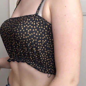 Blommigt croppat linne  - Linne ifrån primark❤️ jättebra skick❤️ nypris 80kr❤️✨ frakt 30k och den ingår inte❤️ passar xs-s✨🦋