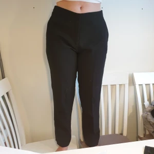 Kostymbyxor - Ett par snygga och moderiktiga kostymbyxor med luftigt material.