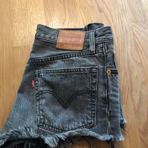 Lévis shorts  - Svarta Lévis shorts som bara har varit använda 2 gånger 