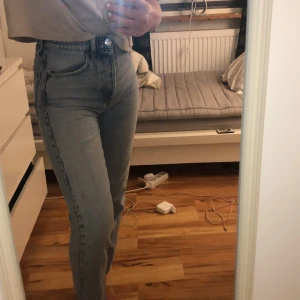 Zara mom jeans - Säljer dessa jättefina & sköna mom jeansen från Zara! Är 1,60 & dom passar bra i längden! Jeansen har använts få gånger & är i bra skick. Frakten kan diskuteras