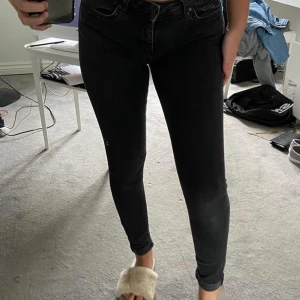 Alex Jeans från Gina Tricot  - Sitter snyggt på och ger en väldigt snygg kropp! Är mellanmidjade ❤️ storlek 34/ Xs