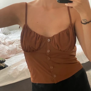 Topp från Chiquelle - Storlek S. Aldrig använd. Bilderna som ligger uppe är de som finns! Möts upp runt fridhemsplan eller liljeholmen, annars frakta. 