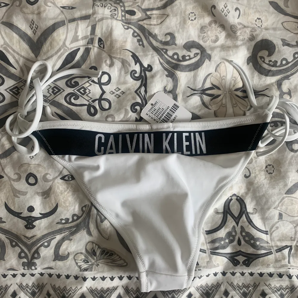 Helt oanvända bikini trosor från Calvin Klein, inte ens testade!! ✨  Prislapp och skyddssak sitter kvar! Säljs då det inte kommit till användning.  Inköpta på Urban Outfitters i London. 🥰  Nypris 30 pund (ungefär 340 kronor). Säljes för 150 kronor! 💖💖. Övrigt.