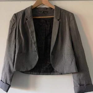 Midjekort kavaj - Midjekort grå kavaj från H&M. Använd endast ett fåtal ggr.