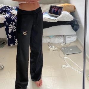 Puma track pants - 2000’s inspirerade low waist puma trackpants! Köpta nya, använda fåtal gånger 🖤🖤🖤 Pris går att diskutera!