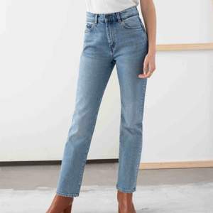 Slutsålda trendiga jeans från other stories. Så fina men de är liteeee för korta på mig som är 170. Nypris 600, knappt använda. Frakt tillkommer✨💙🐳
