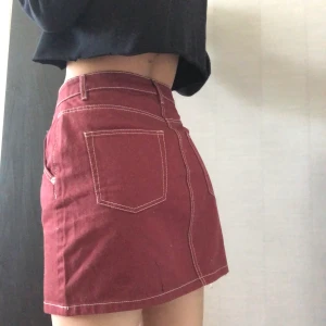 Jeanskjol - Asnajs jeanskjol men kommer aldrig till använding då jag föredrar tygkjolar. längd 40cm 🦋 frakt 59kr