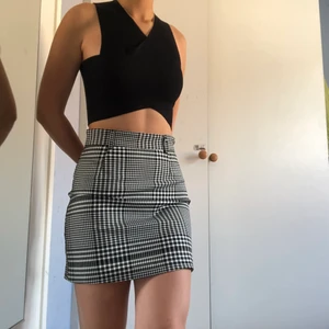 Svart croptop - En croptop som sitter riktigt snyggt och formar magen på ett väldigt smickrande sätt. Den är i nyskick med prislap kvar