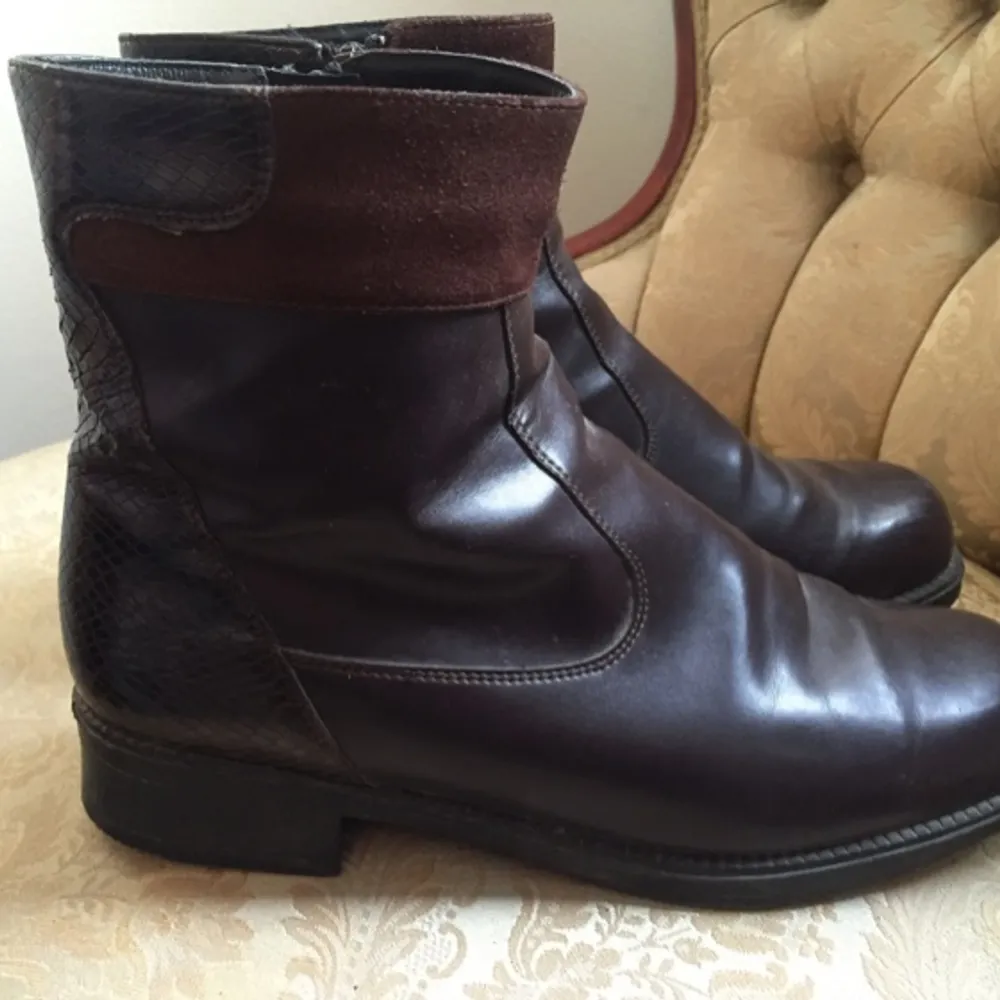Mörkbruna Scholl-skor/boots i gott skick med fina detaljer. Storleksmärkningen är bortnött, men uppskattar att dem är 37-37,5. . Skor.