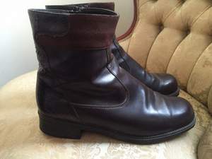 Mörkbruna Scholl-skor/boots i gott skick med fina detaljer. Storleksmärkningen är bortnött, men uppskattar att dem är 37-37,5. 