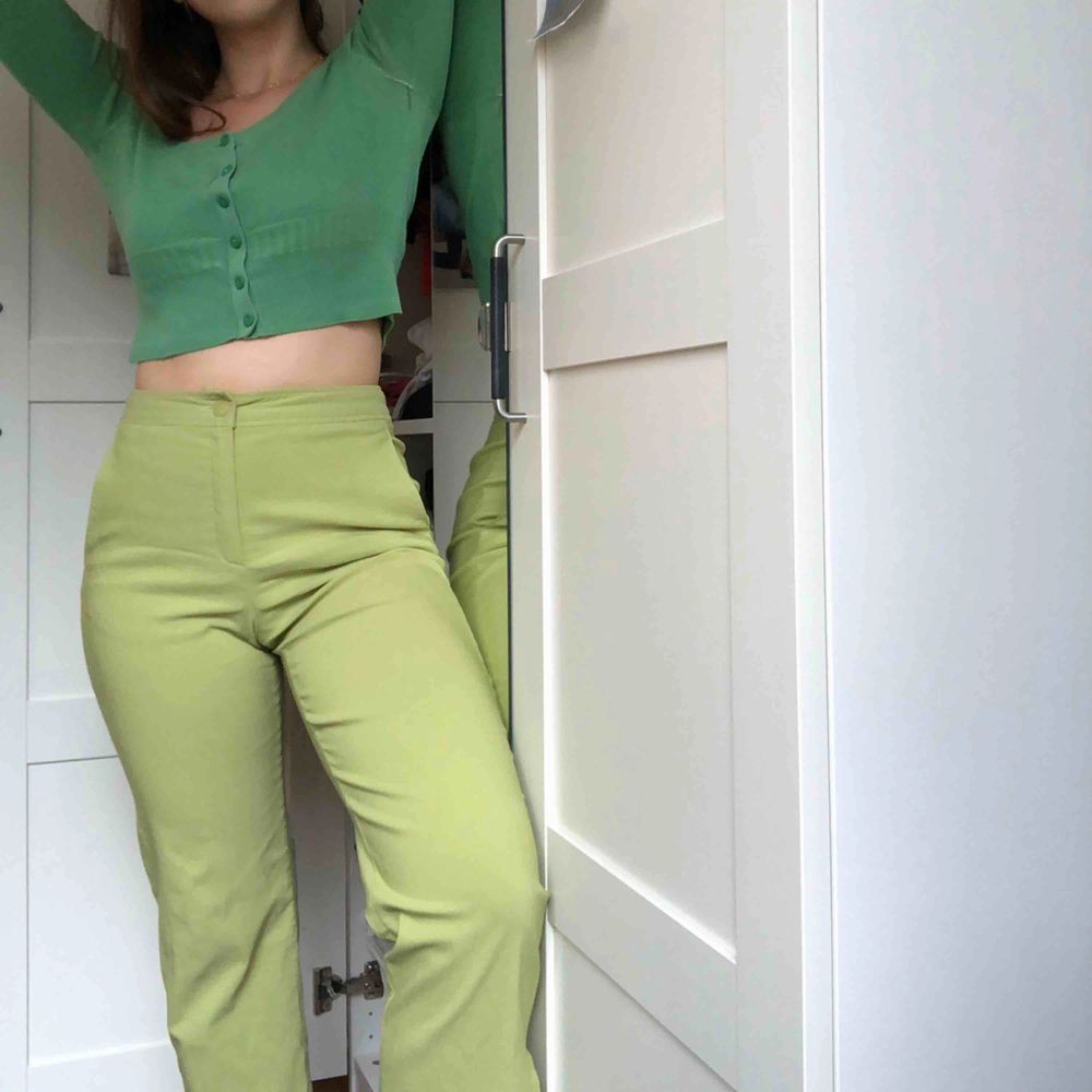 Gröna högmidjade kostymbyxor av stretchigt material väldigt somriga 🥝🍏 (frakt är 40kr extra) . Jeans & Byxor.