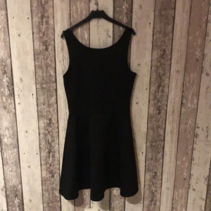Svart klänning - Svart klänning från H&M stl 36..Aldrig använd..köparen står för frakt. Vid frågor så är de bara att skriva🥰
