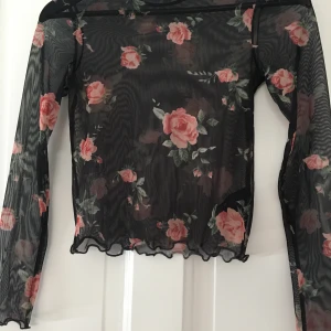 Mesh topp - Mesh topp från Monki, använd ett fåtal gånger så i bra skick! 