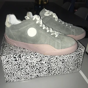 Eytys  - Helt nya Eytys, aldrig använda!!! Kartong och dustbag finns kvar, nypris är 2 299 kr. Säljer pga fel storlek. Det är ett par Eytys wave suede i färg ”sage/pink” vid snabb affär går dem för billigare pris!!