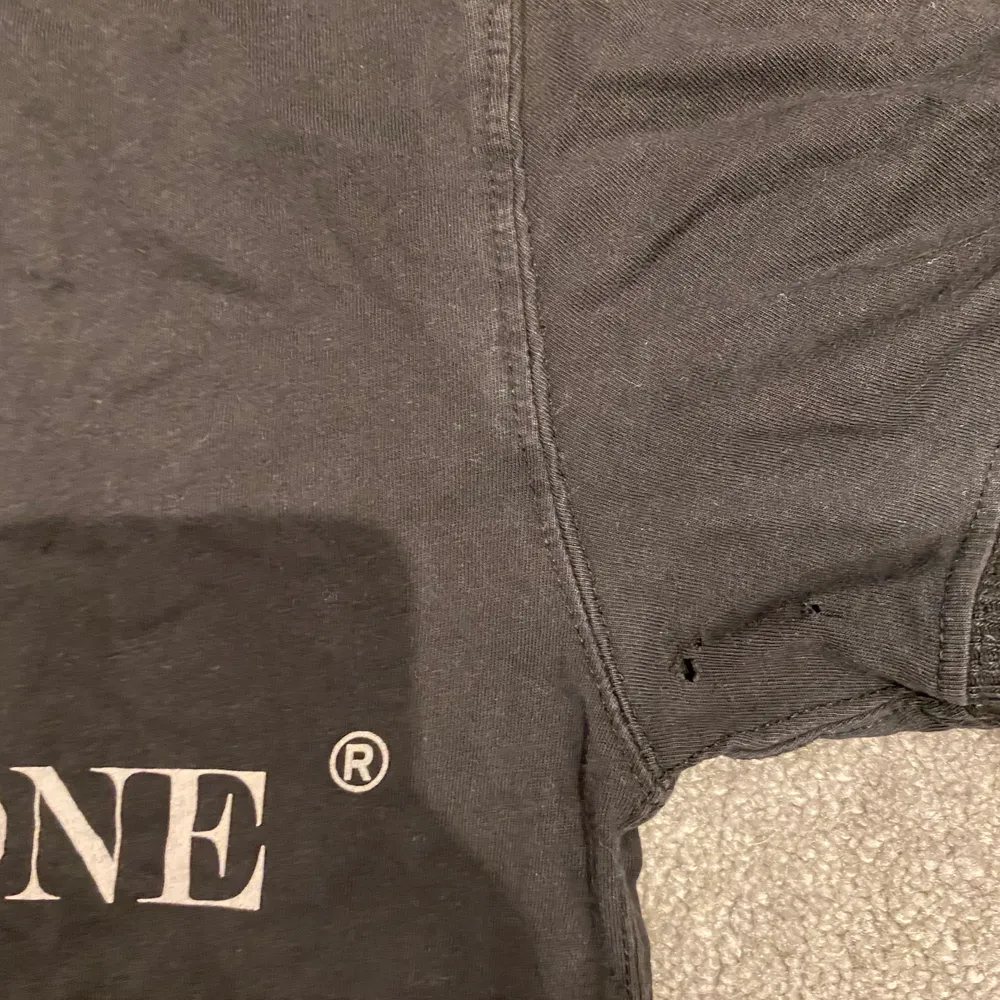 Säljer min aqua limone t-shirt i storlek XXS (sitter som XS man) eftersom att jag har växt ur den. Inte använd jätte mycket men det finns två pyttesmå hål vid vänster ärm (se bild 3) och därav priset.. T-shirts.