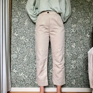 Beigea byxor från Monki - Beigea byxor från Monki i jeans-liknande material. Väldigt bra skick. Frakt ingår i priset