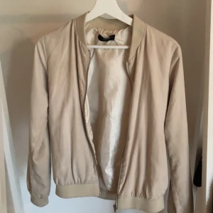 Sommar jacka  -  Det är en tunn sommar jacka 