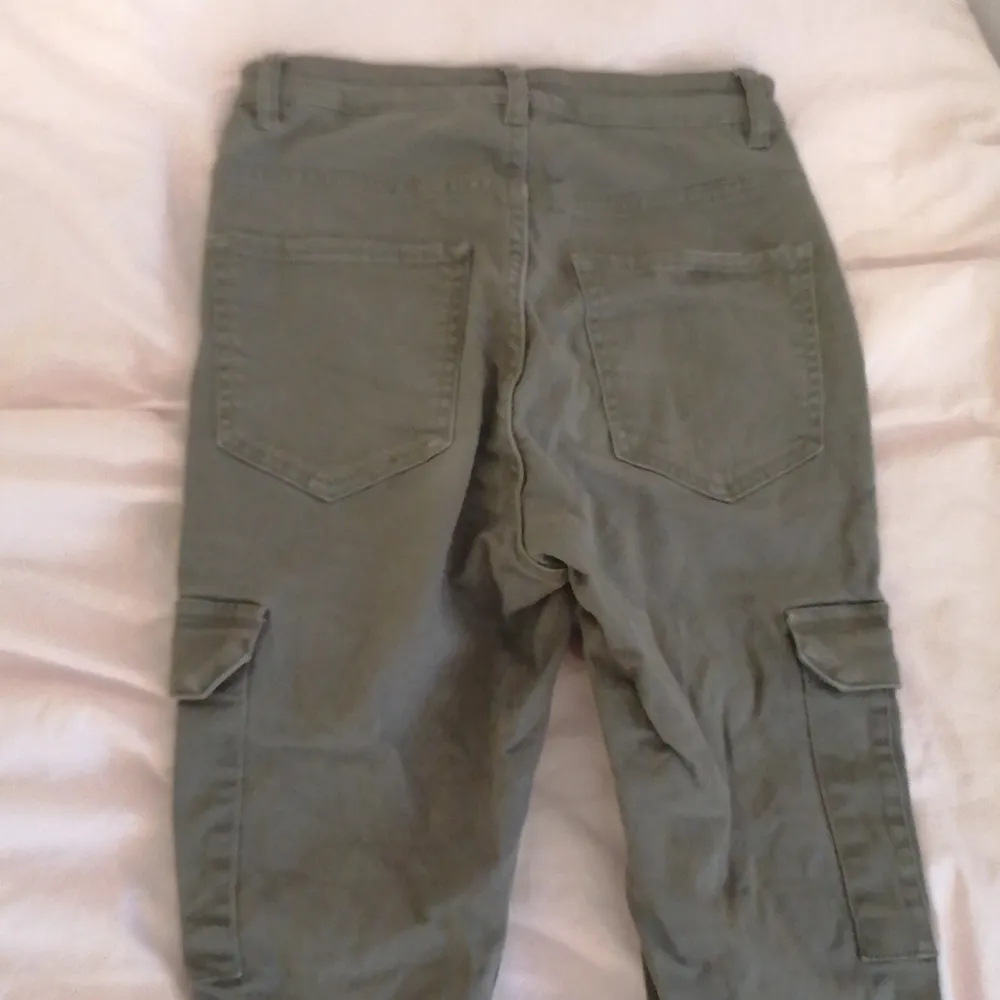 Militärgröna byxor med fickor. De sitter tajt och har ett stretchigt material☺️. Jeans & Byxor.