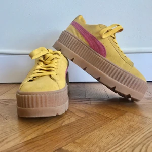 Puma X Fenty citron/rosa  - Säljer platform Puma x Fenty by Rihanna skor som jag köpt här på plick! Dom är i färgen citron/rosa. Använda ca tre gånger, och i bra skick. Säljer därför de inte kommer tillräckligt till användning. Pris går att förhandla!! 