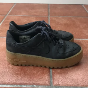 Nike air force 1 - Säljer dessa då de ej kommer till användning. Sjukt sköna. 