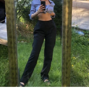 snygga kostymbyxor - as snygga kostymbyxor som jag har köpt här på plick men som tyverr va en aning stora för mig. FRAKTEN INGÅR I PRISET!!!!!!💕💕💕💕💕