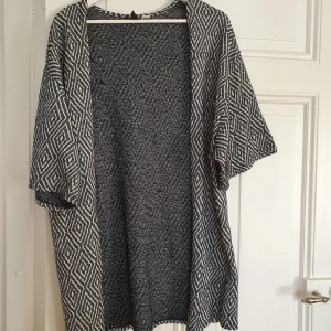 Mönstrad kimonokofta - Jätteskön kimonoliknande kofta med trekvartsärm i storlek S.