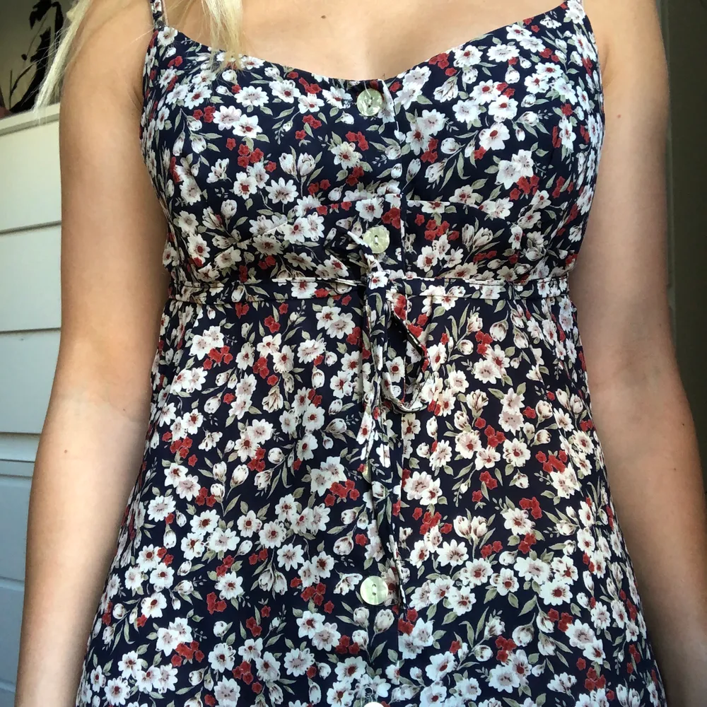 Sjukt söt blommig klänning med en liten slits längst ner💞 jag är vanligtvis xs men denna klänning passar även s. Klänningar.