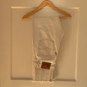 Vita Levi’s 501 - Vita 501 från Levi’s köpta från en vintage butik i Madrid, har själv klippt till byxorna vid ankel, säljer pga för små i midjan