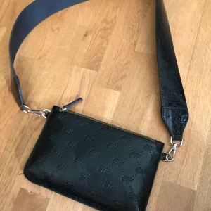 Carin Wester väska + väskband  - Carin wester väska i gott skick! Säljs med två väskband för ett paketpris på 150 kr (ink. Frakt). Eller 120 om vi möts upp.