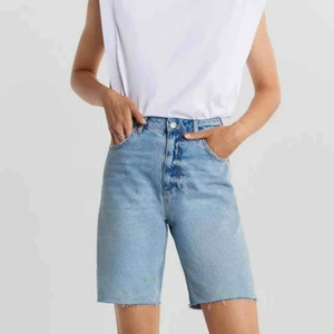  - Säljer dedsa populära ”city denim shorts” från gina då det är förstora för mig. Nyinköpta i juni och har bara använts ett fåtal gånger. 