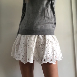 Vit kjol - Så fin vit kjol från H&M i storlek 36 men passar upp till 40 beroende på hur man vill att den sitter. Knappt använd och är i väldigt bra skick. Pris kan diskuteras. Möts helst upp i Stockholm.