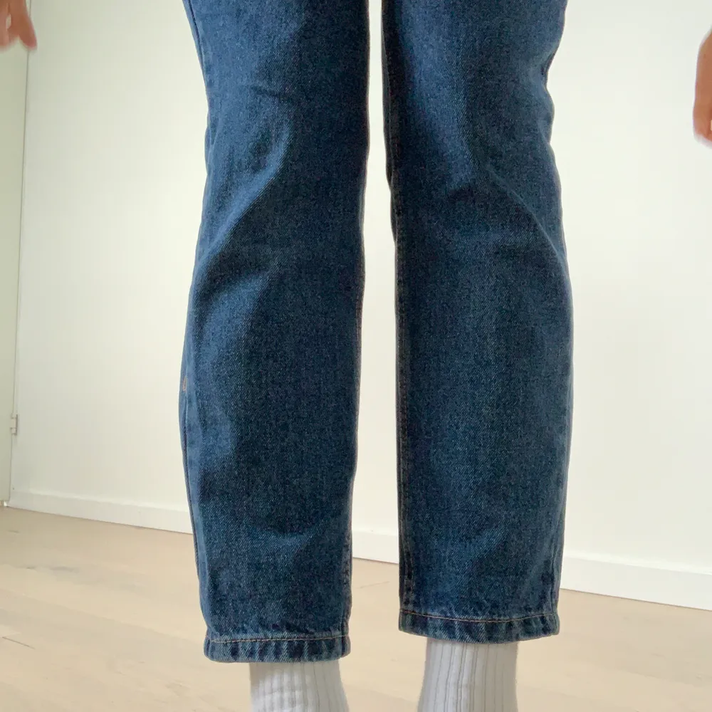 Raka jeans från Mango, storlek 36. Säljer byxorna då de är för korta för mig (173). Frakt tillkommer✨. Jeans & Byxor.