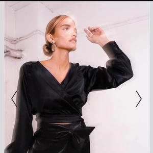 Superfin slutsåld blus från NAKD - Säljer denna supersnygga blusen från NAKD pga råka beställa 2st! Helt oanvänd då prislappen forfarande är kvar 💓