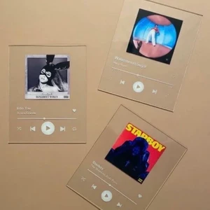 Tavlor - Jag gör såna här tavlor så om det är en låt som du verkligen gillar, kan du få den på en tavla som ser så snyggt ut! Bara skriv till mig så diskuterar vi priser💖  