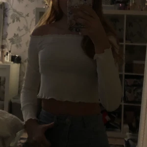 Off shoulder tröja - Säljer denna söta off shoulder tröja, superskön och i bra skick!