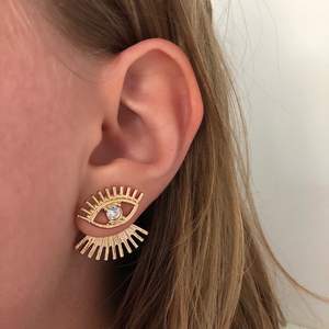 two part, guldplaterade örhängen jag köpte i en popupbutik i stockholm (egenföretagare) 💘 de två delarna består av ett öga med övre ögonfransar som sitter framför öronsnibben & undre ögonfransar som sitter bakom öronsnibben 💘