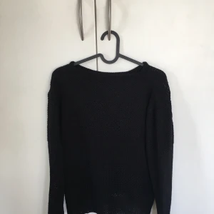  Stickad tröja  - En svart stickad tröja, som är i en bra stick. den har inga slitningar eller fläckar. Köparen står för frakt💕