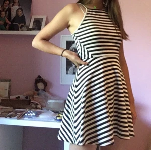 Randig klänning strl 38 - Fin randig klänning köpt från H&M för några somrar sen. Jag säljer den pga att jag aldrig använder den... den är i ett ganska bra skick fortfarande! Hör av dig vid frågor!