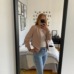 Fin tunn jacka  - Säljer en rosa jacka/kofta från Zara i storlek XS. Fint skick. Nypris 299kr 