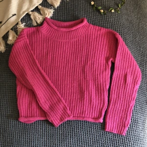 Stickad tröja  - Rosa stickad tröja. Köpare betalar frakt.