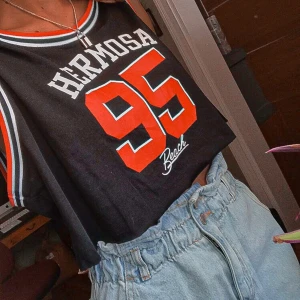 Svart linne - Svart croppat linne. Aldrig använd! Köparen står för frakten <3