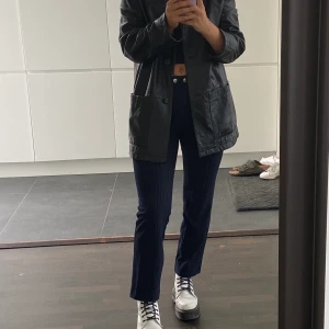 Mörkblå kostymbyxor! - Säljer mina supersnygga mörkblå kostymbyxor från mango! Sparsamt använda så i bra skick! Frakt tillkommer