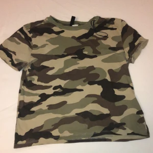 Camouflage Magtröja  - Tröjan har ett litet hål på framsidan(bild 2)