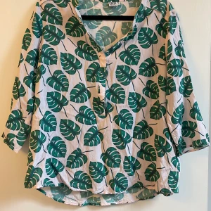 Tröja från Saint Tropez - Snygg somrig blus från Saint Tropez. Frakt tillkommer