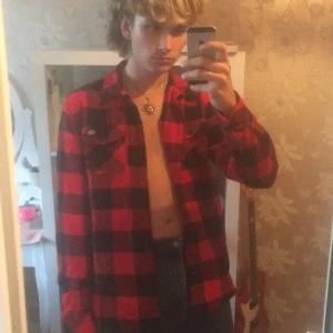 Dickies Flannel skjorta! - Snygg äkta dickies flannell skjorta i extremt gott skick. Den är storlek small och är för liten för mig (därav den obekväma uppknäppta skjort bilden🤮🤮🤮) riktigt cool faktiskt! köpare står för frakt ifall vi inte kan träffas på söder☺️