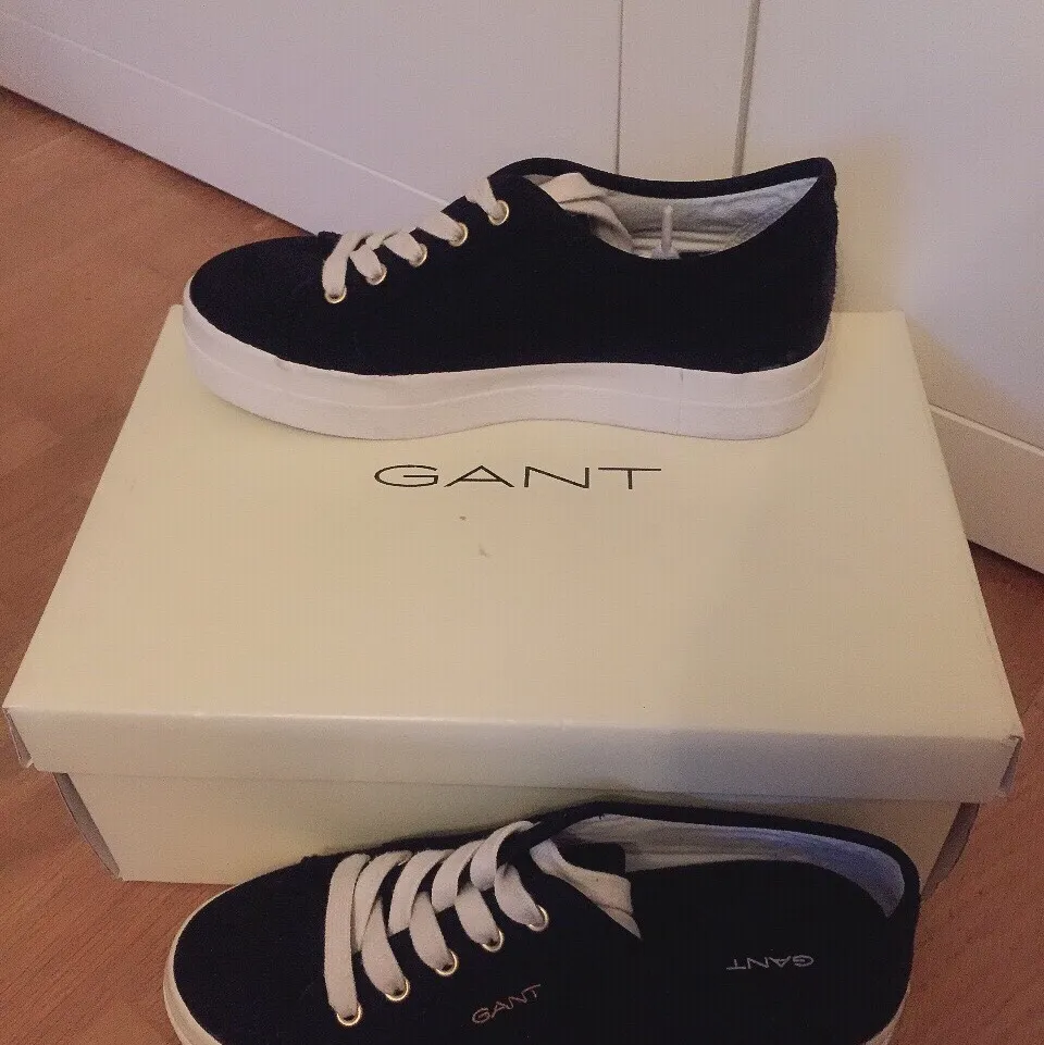 Snygga svarta Gant sneakers. Bara använt de en gång då de är för stora.  💕. Accessoarer.
