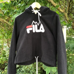 Vintage Fila hoddie i fleece - Skit cool vintage/thrifted fila hoddie i fleece och teddyfleece i luvan och på märket där fram.💗💗💗 Det är strl M men sitter lite mer som en S och den är lite kortare och så har den en dragsko i midjan