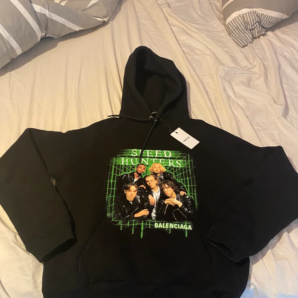 Helt ny speedhunters hoddie från balenciaga. Lapparna sitter fortfarnde kvar. Kvitto följer med. Storlek XS. Har flera bilder på baksidan osv, skriv så skickar jag gärna. Bud från 5500. Tröjor & Koftor.